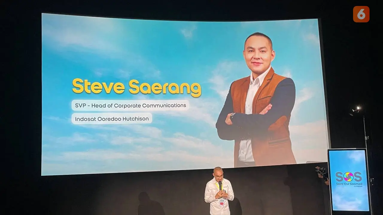 SVP Head of Corporate Communications Indosat Ooredoo Hutchison Steve Saerang saat meluncurkan festival dan kompetisi film pendek Save Our Socmed 2023