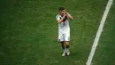 Gelandang Timnas Jerman, Thomas Mueller, memberikan penghormatan pada para suporter sesaat sebelum digantikan Lukas Podolski di menit 82, (16/6/2014). (REUTERS/Fabrizio Bensch)
