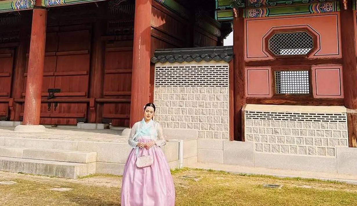 Agar vibes Korea Selatan semakin terasa, Raisa pun mengenakan pakaian tradisional perempuan Korea Selatan yaitu, hanbok. [@raisa6690]