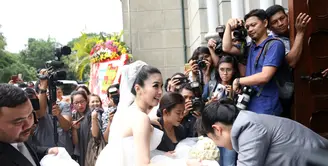 Pemeran Sandra Dewi resmi melepas masa lajangnya hari ini, Selasa (8/11) dengan Harvey Moeis. Acara pemberkatan nikah berlangsung kidmat mulai pukul 13.00 WIB. (Nurwahyunan/Bintang.com)
