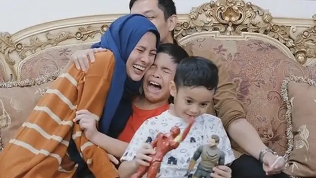 Potret keluarga Alyssa Soebandono dan Dude Harlino (Sumber: Instagram/ichasoebandono dan Instagram/dude2harlino)