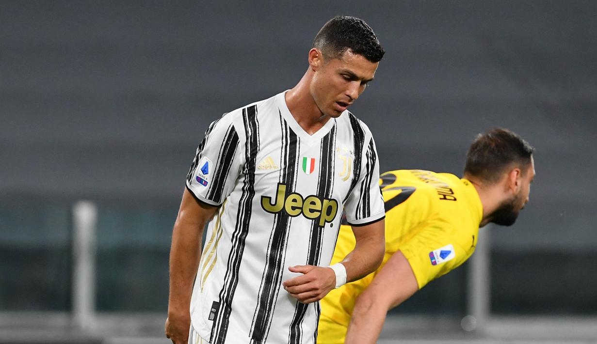 Kekecewannya pun ditambah oleh minimnya ia memberikan kontribusi bagi tim. Ronaldo cuma buat dua tembakan selama 90 menit dan tidak ada yang mengarah ke gawang Donnarumma. (AFP/Marco Bertorello)