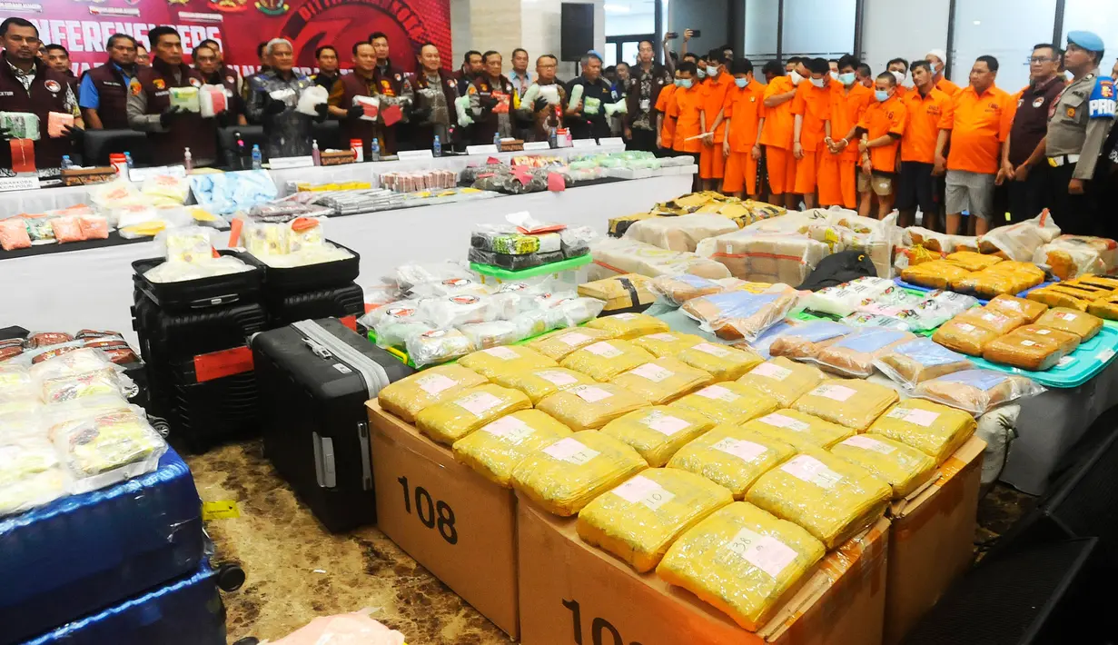 Bareskrim Polri merilis narkotika jenis sabu dan ganja seberat lebih dari satu ton yang diungkap dari jaringan narkoba internasional. (merdeka.com/Arie Basuki)