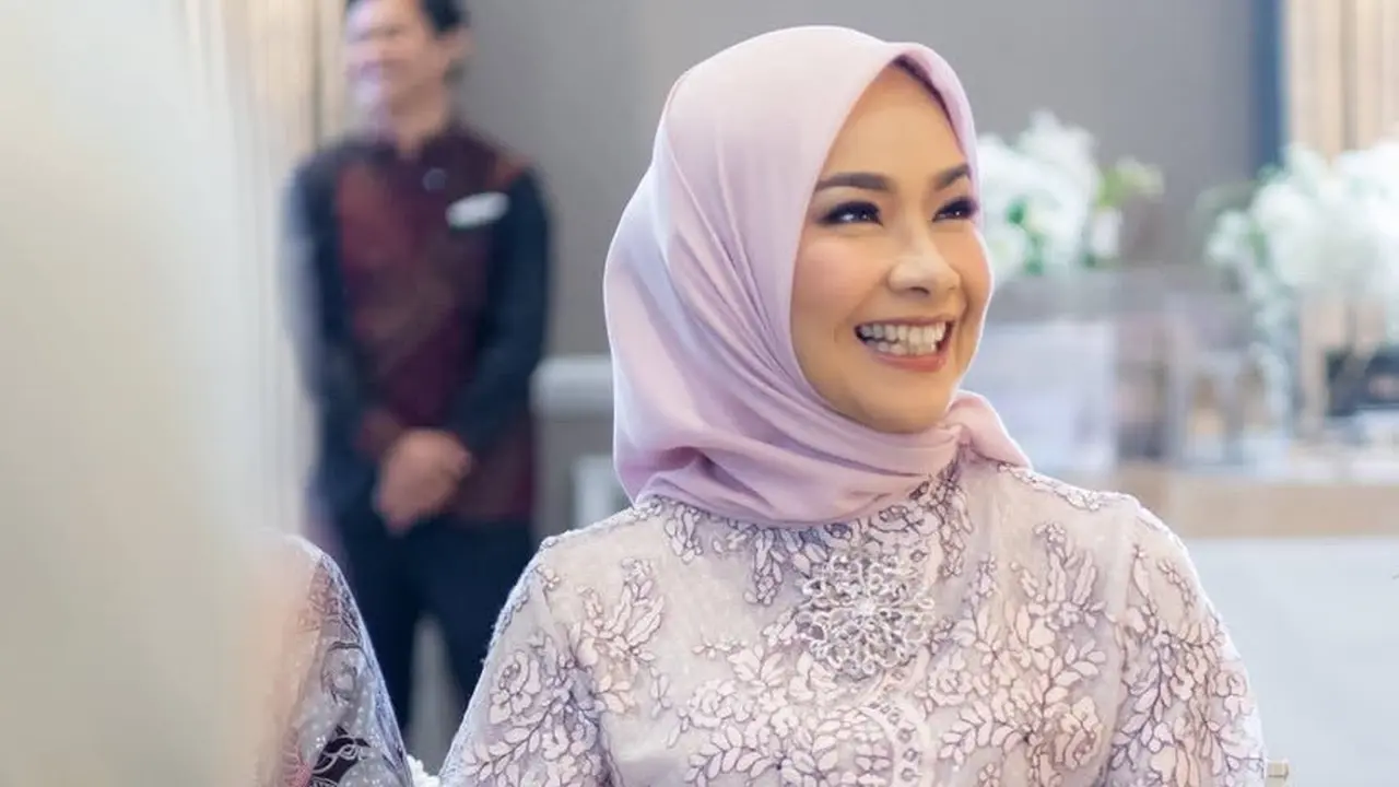 Alya Rohali saat Acara Tunangan Putri Sulungnya