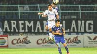 Pemain sayap Bali United Pusam, Sultan Samma berduel udara dengan bek impor Arema Cronus, Fabiano Beltrame pada leg pertama babak 8 besar Piala Presiden di Stadion Kanjuruhan, Malang, Sabtu (19/9/2015). (Bola.com/Kevin Setiawan)