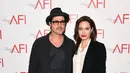 Keputusan Angelina Jolie tak terlalu mendapatkan dukungan dari suaminya, Brad Pitt.  (AFP/Bintang.com)