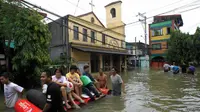 Gubernur Imee Marcos mengatakan, banjir dan pohon tumbang akibat badai Fung Wong di Filipina menutup sejumlah jalan di provinsinya.