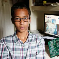 Setelah mengalami kejadian yang cukup menjatuhkan mental, Ahmed Mohamed mendapatkan kejutan luar biasa dari Microsoft