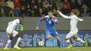 Gelandang Islandia, Gylfi Sigurdsson, berusaha melewati kepungan pemain Islandia pada laga Kualifikasi Piala Eropa 2020 di Reykjavik, Sabtu (11/10). Islandia kalah 0-1 dari Prancis. (AFP/Jonathan Nackstrand)