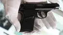 Pistol PP Walther yang digunakan Sean Connery dalam film James Bond pertama, "Dr. No" (1962) saat pratinjau pers di Beverly Hills, California, Selasa (23/11/2020). Properti film itu diperkirakan terjual sekitar Rp2,1 miliar hingga Rp2,8 miliar di Julien's Auctions pada 3 Desember. (Robyn Beck/AFP)
