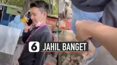 Ide jahil kepada teman pasti kerap sekali muncul dipikiran. Seperti yang dilakukan pria ini ketika temannya sedang menerima telepon.