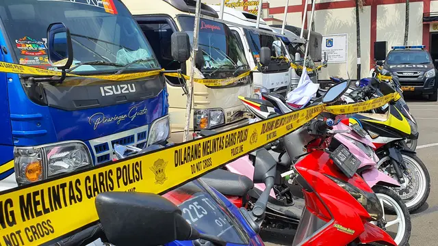 Sejumlah kendaraan travel yang di sita Polres Metro Depok yang melakukan pelanggaran izin trayek