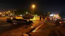 Sejumlah mobil hancur saat aksi menolak kudeta militer di Ankara , Turki , (16/7). Militer Turki melakukan kudeta dan memblokade Jembatan Bosphorus yang menghubungkan Asia dan Eropa. (REUTERS/Stringer )