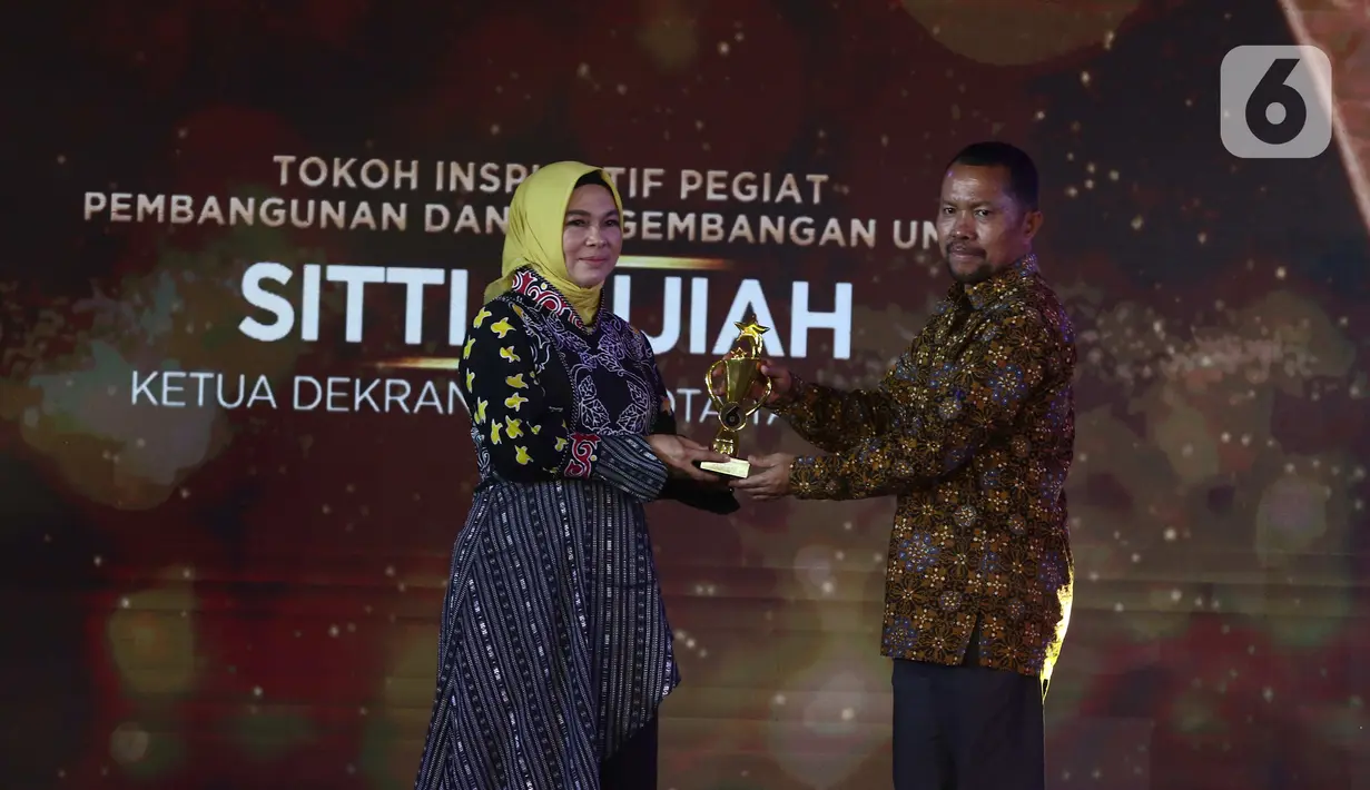 Direktur Konten KLY Wenseslaus Manggut saat memberika penghargaan kepada Ketua  DEKRANASDA Tarakan Sitti Rujiah dalam Anugrah Inspiratif Liputan6.com di Jakarta, Sabtu (8/7/2023). Dengan  kategori Tokoh inspiratif pegiat pembangunan dan pengembangan UMKM. (Liputan6.com/Angga Yuniar)