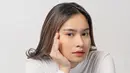 Perempuan berusia 19 tahun ini memang memukau banyak orang. Suaranya yang merdu berhasil membuat publik terkesima dengan Satine Zaneta. Terlebih, Satine juga berparas menawan yang membuatnya kian mencuri perhatian publik. (Liputan6.com/IG/@satinezaneta)