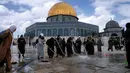Aksi bersih-bersih Kompleks Masjid Al Aqsa ini sudah dilakukan setiap kali akan memasuki bulan suci Ramadan. (AP Photo/Mahmoud Illean)