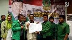 Ketua Umum PPP Romahurmuziy, Sekjen PPP Arsul Sani, foto bersama bakal calon Pasangan Gubernur dan Wakil Gubernur Jawa Barat Ridwan Kamil dan Uu Ruzhanul Ulum di Kantor PPP, Jakarta, Selasa (24/10). (Liputan6.com/JohanTallo)