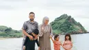 Begitu juga dengan Shireen Sungkar yang memilih dress dengan nuansa warna bumi sebagai busana nyaman kala ke pantai bersama keluarga. (Foto: Instagram/ Shireen sungkar)