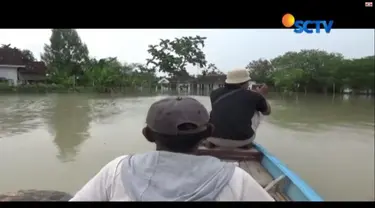 Tertutupnya akses warga di lima desa akibat banjir, dimanfaatkan para nelayan yang biasa mencari ikan di Sungai Bengawan Solo.