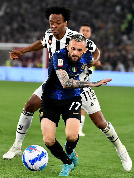 <p>Gelandang Inter Milan Marcelo Brozovic (depan) berebut bola dengan pemain tengah Juventus Juan Cuadrado pada final Coppa Italia di Stadion Olimpico, Roma, Kamis (12/5/2022) dini hari WIB. Inter Milan juara Coppa Italia 2021/2022 usai menang 4-2 atas Juventus lewat babak perpanjang waktu. (Isabella BONOTTO / AFP)</p>