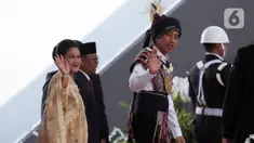 Presiden Joko Widodo atau Jokowi (kanan) bersama Ibu Negara Iriana melambaikan tangan saat tiba di lokasi Sidang Tahunan MPR dan Sidang Bersama DPR-DPD Tahun 2023 di Gedung Nusantara, Kompleks Parlemen, Senayan, Jakarta, Rabu (16/8/2023). Jokowi mengenakan baju adat Tanimbar, Maluku. (Liputan6.com/Johan Tallo)