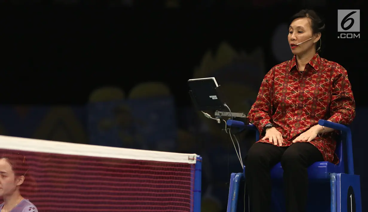Salah satu wasit saat memimpin laga semifinal Indonesia Open 2017 di JCC Plenary Hall, Jakarta, Sabtu (17/6). Di semifinal Indonesia Open 2017, para wasit mengenakan kemeja batik lengan panjang. (Liputan6.com/Helmi Fithriansyah)