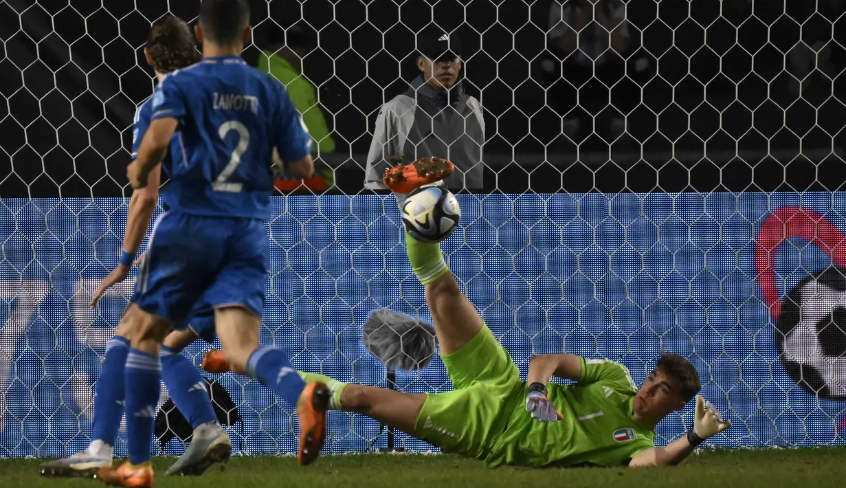 Penjaga gawang Italia U-20, Sebastiano Desplanches (kanan), berhasil menggagalkan tendangan pemain Korea Selatan U-20 dalam pertandingan semifinal Piala Dunia U-20 2023 yang digelar di Estadio Unico Diego Maradona, La Plata, Jumat (9/6/2023) pagi WIB. (AFP/Luis Robayo)
