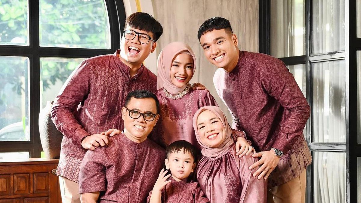 6 Potret Keluarga Haji Faisal Jalani Pemotretan Dengan Baju Lebaran, Hijab Dewi Zuhriati Jadi Sorotan