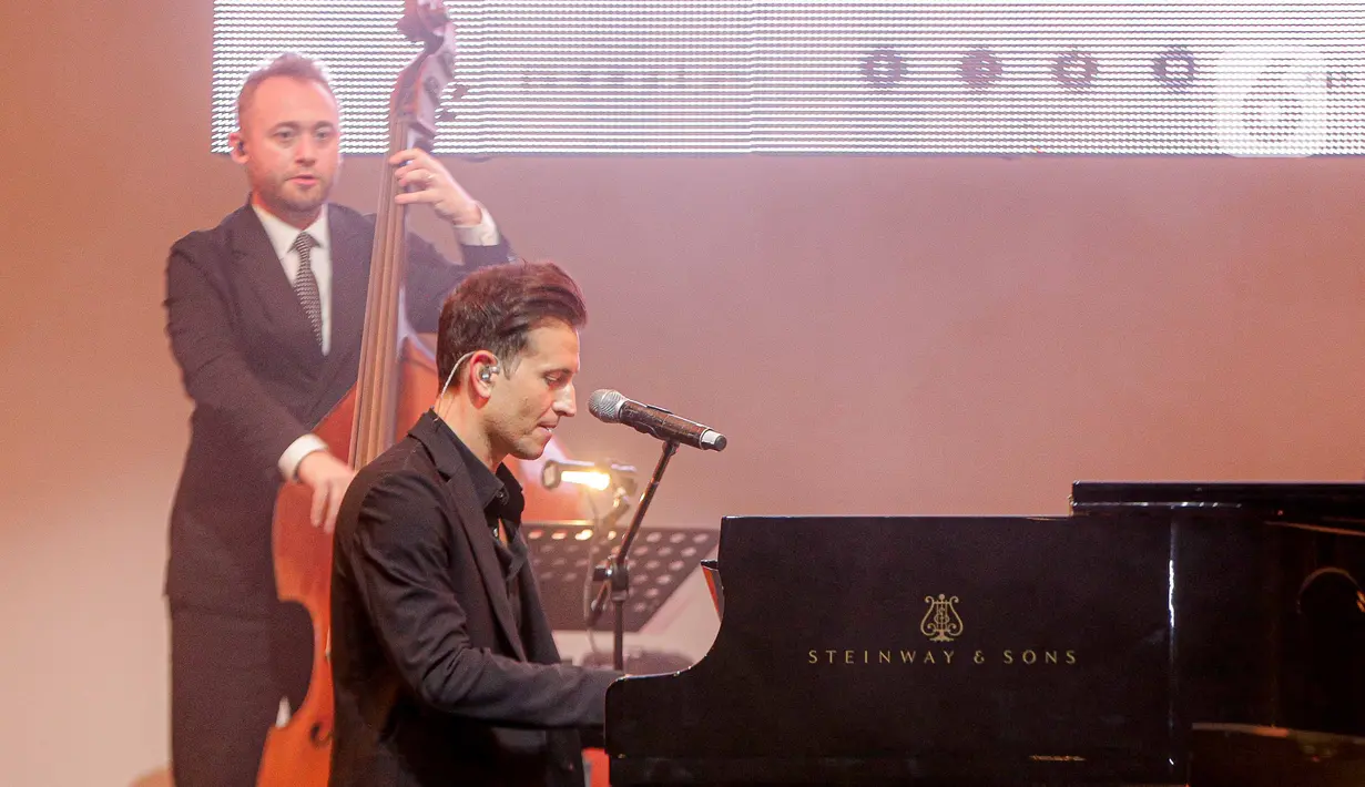 Dengan alunan instrumen drum, kontra bas, dan dentingan piano dari jemari tangannya yang lincah menari. (Liputan6.com/Faizal Fanani)
