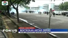 Kericuhan mewarnai aksi unjuk rasa ormas GMBI di Bekasi, lantaran bentrokan dengan sejumlah ormas lainnya.