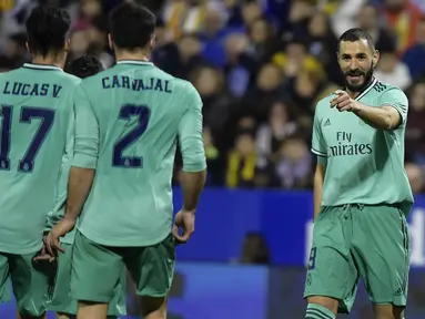 Pemain depan Real Madrid, Karim Benzema (kanan) berselebrasi dengan rekan-rekannya usai mencetak gol ke gawang Real Zaragoza pada pertandingan Copa del Rey (Piala Raja) di stadion La Romareda di Zaragoza (29/1/2020). Real Madrid menang telak 4-0 atas Zaragoza. (AFP Photo/Jose Jordan)