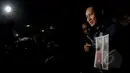 Terdakwa kasus korupsi pengadaan bus TransJakarta, Udar Pristono menunjukan bukti dokumentasi penimbangan ban bus Transjakarta usai menjalani sidang perdana pembacaan dakwaan di Pengadilan Tipikor Jakarta, Senin (13/4/2015). (Liputan6.com/Andrian M Tunay)