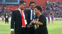 Pelatih Persik, Budihardjo Thalib, saat diusir PP Sofa Sumarsono karena masuk lapangan untuk menyanyikan anthem klub bersama pemain di Stadion Brawijaya, Kota Kediri, Jumat (6/9/2019). (Bola.com/Gatot Susetyo)