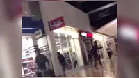 Anak-anak remaja berlarian di mall. (foto: Twitter/@beatrice_kaylee)