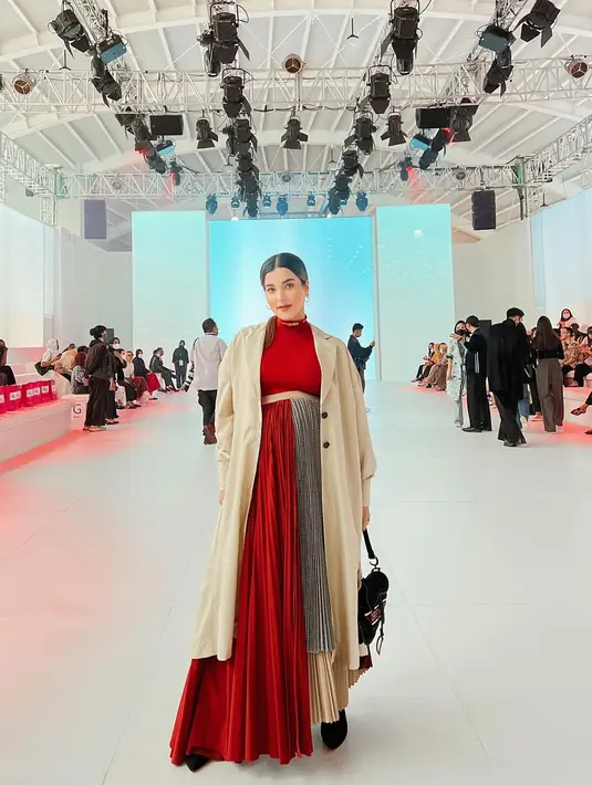 Bumil Tasya Farasya juga tampil dengan maxi dress beraksen pleats dengan permainan color block. [IG @tasyafarasya]