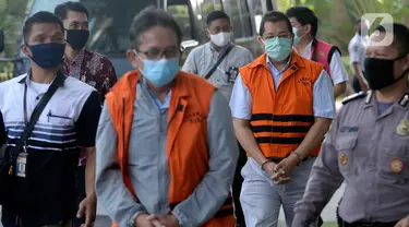 Mantan Dirut PT Dirgantara Indonesia, Budi Santoso (depan) dan Mantan Direktur Niaga PT Dirgantara Indonesia, Irzal Rinaldi Zailani tiba di Gedung KPK, Jakarta, Jumat (26/6/2020). Kedua tersangka tersebut akan menandatangani berkas perpanjangan masa penahanan. (merdeka.com/Dwi Narwoko)