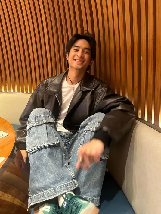 Gaya keren Devano pakai kaus putih polos ditumpuknya mengenakan jaket kulit hitam, dipadu dengan denim cargo pants. [Foto: Instagram/iamdevano]
