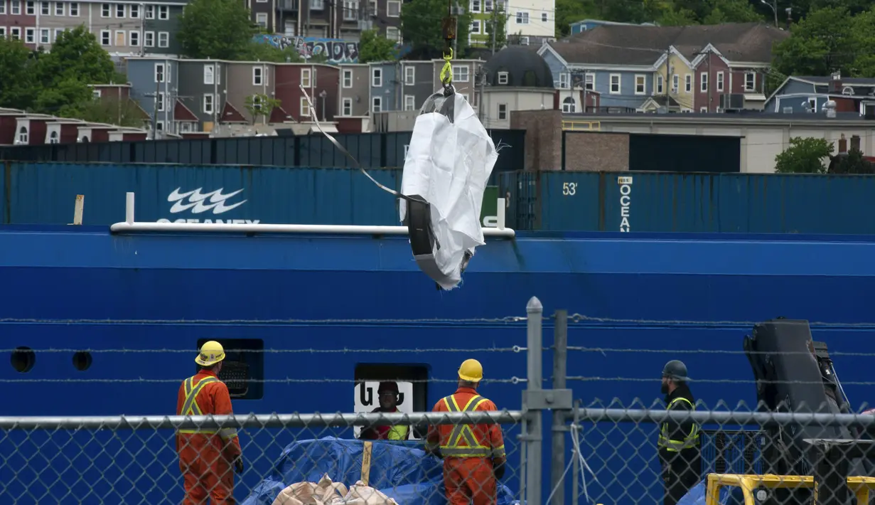 Puing-puing tersebut tiba di St John's, Newfoundland, pada hari Rabu, kata Penjaga Pantai AS dalam sebuah pernyataan. (Paul Daly/The Canadian Press via AP)