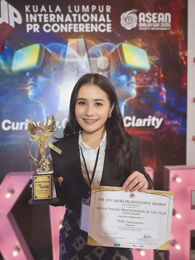 Gaya Stylish dan Modern Prilly Latuconsina Pakai Wastra, Raih Penghargaan Se-ASEAN yang Bikin Bangga!