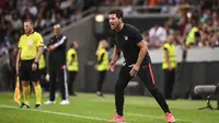 Pelatih Atletico Madrid, Diego Simeone, memberikan instruksi kepada pemainnya saat melawan Juventus pada laga ICC di Stadion Solna, Stockholm, Sabtu (10/8). Atletico menang 2-1 atas Juventus. (AFP/Jonathan Nackstrand)