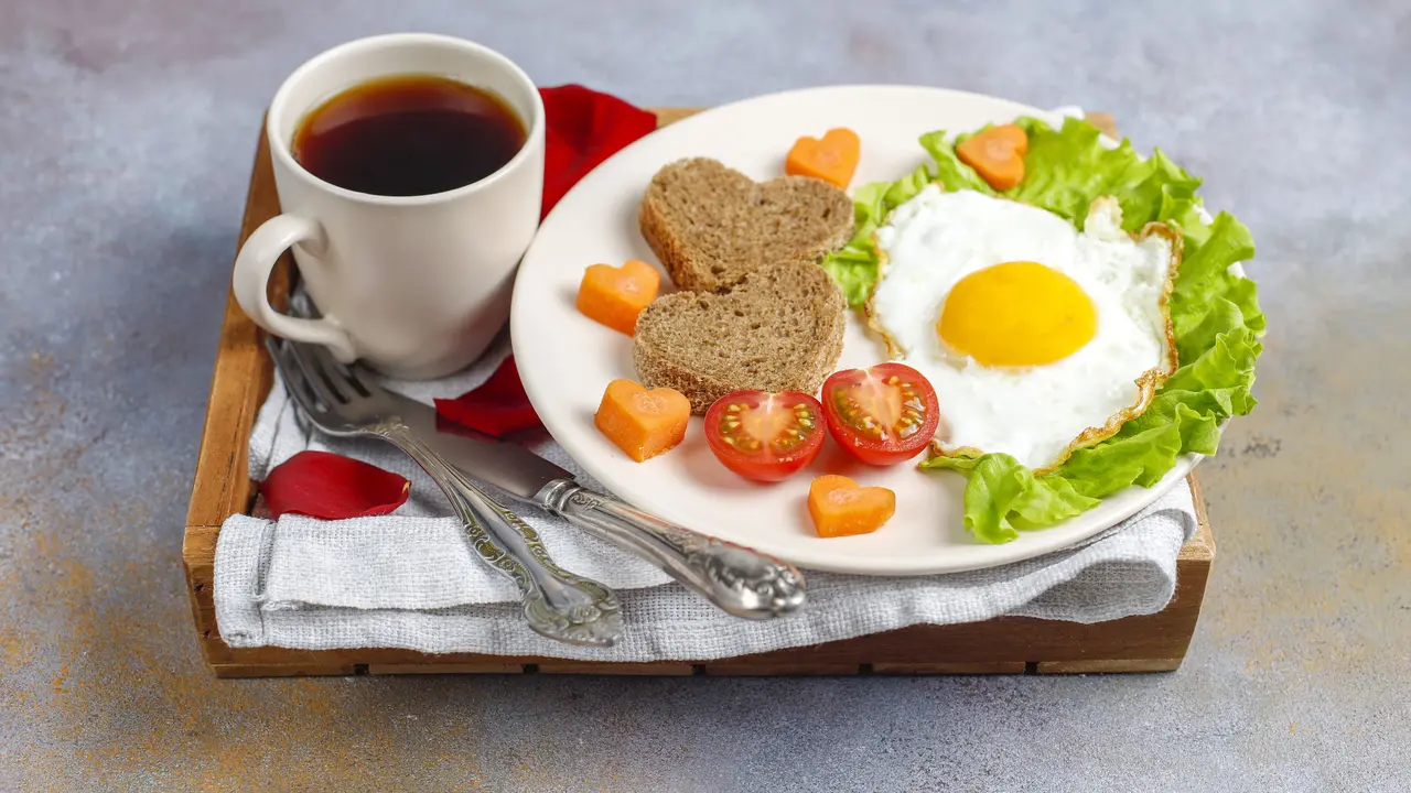 Bukan Sekadar Kenyang, Ini Menu Sarapan Sehat Agar Energik Seharian [Dok/freepik.com]