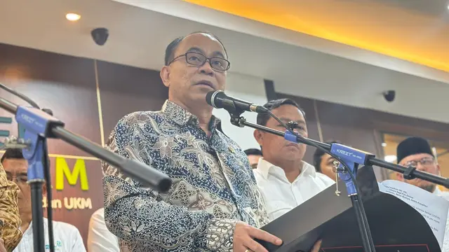 Menteri Koperasi (MenKop) Budi Arie Setiadi dalam konferensi pers terkait Koperasi Susu Boyolali, di gedung Kemenkop, Jakarta, Senin (11/11/2024). (Tira/Liputan6.com)