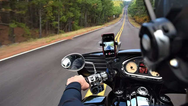 Ilustrasi anak motor, perjalanan naik motor