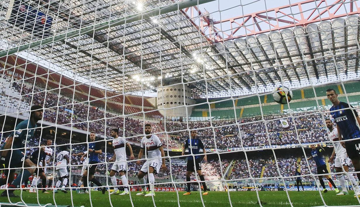 Proses terjadinya gol oleh bek Inter Milan, Danilo D'Ambrosio, ke gawang Genoa pada laga Serie A di Stadion Giuseppe Meazza, Minggu (24/9/2017). Inter Milan menang 1-0 atas Genoa. (AP/Luca Bruno)