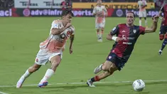 Striker AS Roma Paulo Dybala beraksi saat bertandang ke markas Cagliari pada giornata 1 Serie A 2024/2025 di Sardegna Arena, Senin (19/08/2024) dini hari WIB. (Gianluca Zuddas/LaPresse via AP)