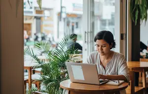 Work from Cafe Kian Populer, Mengapa Kafe Jadi Pilihan Favorit untuk Bekerja?