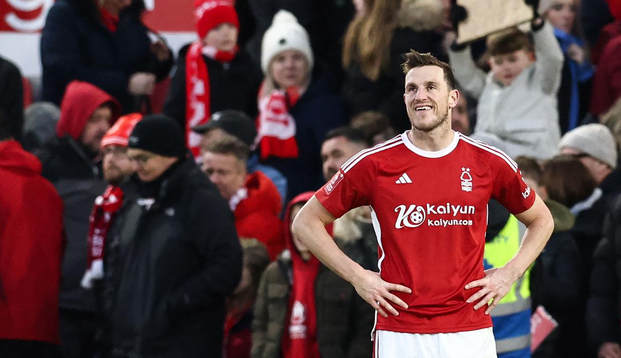 Striker asal Selandia Baru berusia 32 tahun, Chris Wood yang kini tengah menjalani musim kedua bersama Nottingham Forest setelah sempat berstatus pinjaman dari Newcastle United selama setengah musim ini hingga kini telah mencetak 9 gol dari 22 laga di Premier League 2023/2024. Empat gol di antaranya dicetak melalui sundulan kepala dari pemain yang memiliki tinggi badan 191 cm ini. (AFP/Darren Staples)