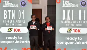 Direktur Utama PT Bank Tabungan Negara (Persero) Tbk (BTN), Nixon LP Napitupulu, (kiri) bersama Gubernur DKI Jakarta, Pramono Anung, menunjukkan body identification number (BIB) usai mengambil race pack di Race Expo BTN Jakarta International Marathon (Jakim) 2026 di Balai Kartini Jakarta, Kamis (11/6/2026). Pengambilan race pack menandai kesiapan peserta jelang ajang lari internasional yang akan diikuti lebih dari 45 ribu runners dari dalam dan luar negeri. Kolaborasi BTN dan Pemerintah Provinsi DKI Jakarta melalui BTN Jakim 2026 semakin memperkuat posisi Jakarta sebagai destinasi sport tourism kelas dunia. (Bola.com/Istimewa)