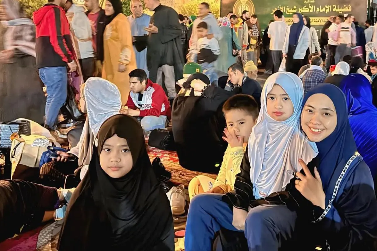 Momen Spesial Keluarga Oki Setiana Dewi di Malam ke-27 Ramadan, Di Masjid Al-Azhar Kairo
