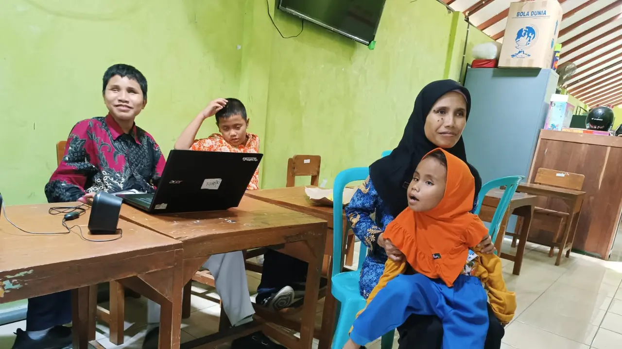Nur Chasanah bersama putrinya di sela-sela mengajar di SLB Purwosari Kudus. (Liputan6.com/Arief Pramono)